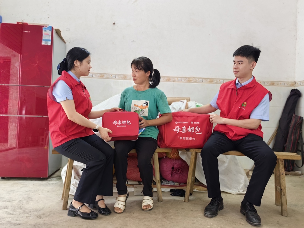 沙湖支行工作人员发放母亲邮包1