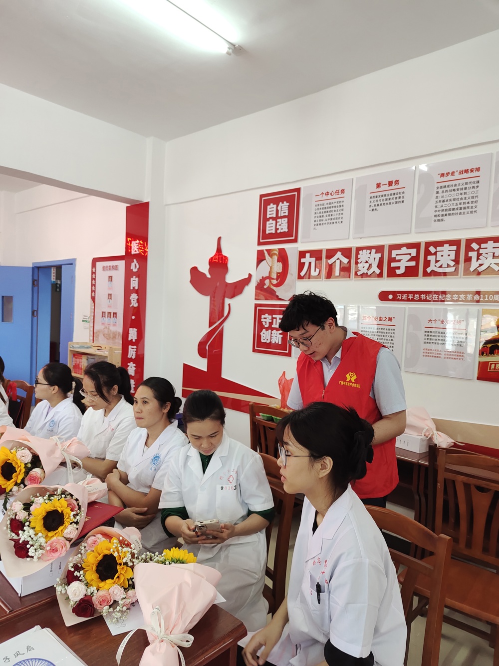 平乐农合行工作人员指引客户在线申请“工薪贷”