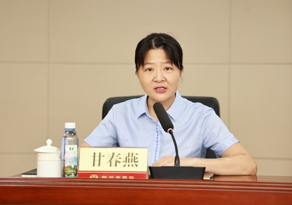 陆川农商银行副行长甘春燕主持