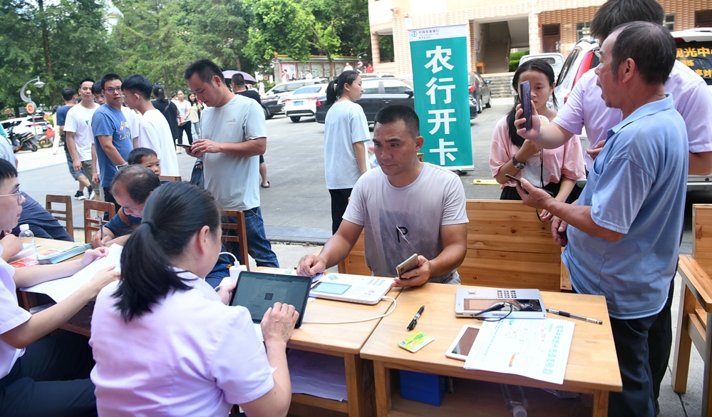 农行昭平县支行金融暖心服务走进校园01