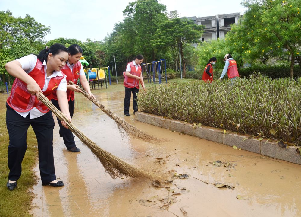 崇左农商银行党员志愿者们协助社区开展灾后清淤工作（1）