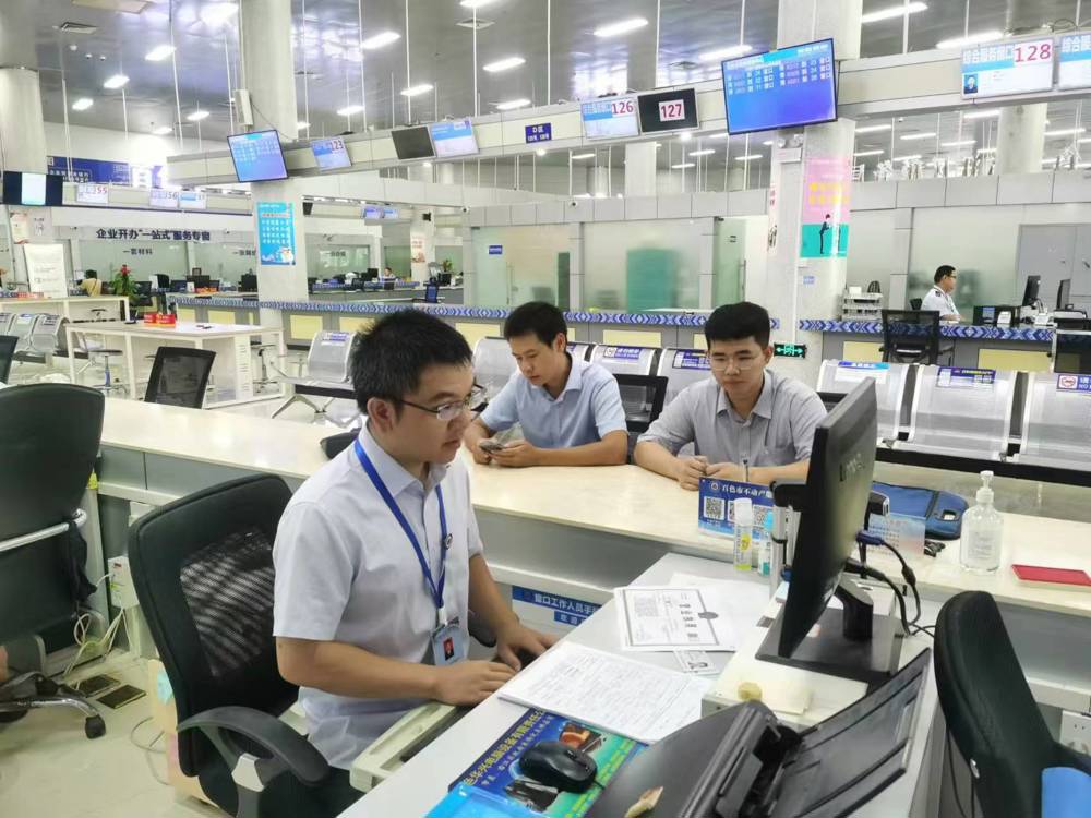 图为百色右江农合行工作人员在不动产登记中心办理贷款抵押登记业务 百色右江农合行供图