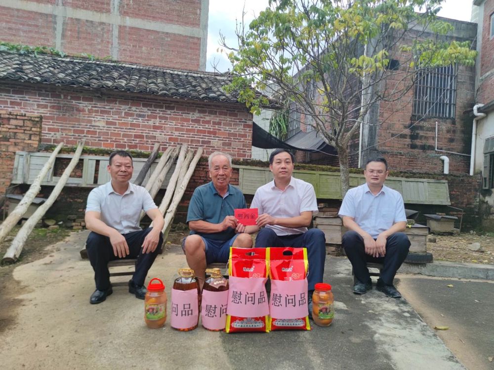 吴智禄主任（右二）慰问困难员工