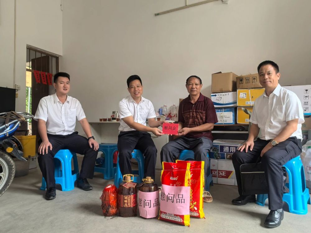 朱肖雄副主任（左二）慰问困难员工