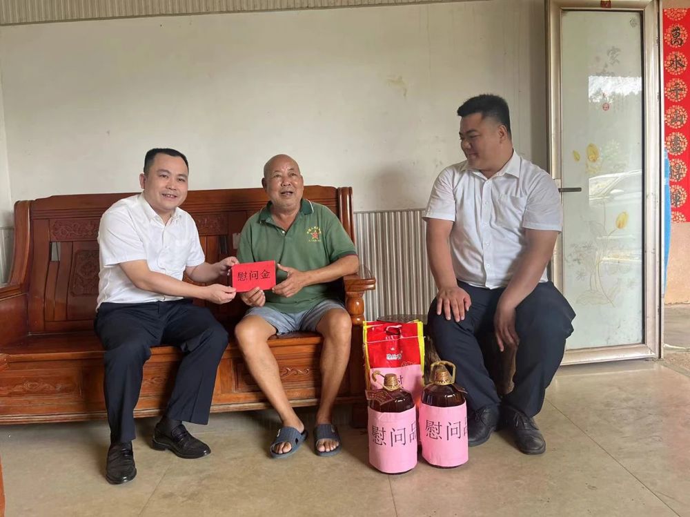 梁立臣副主任（左一）慰问困难员工