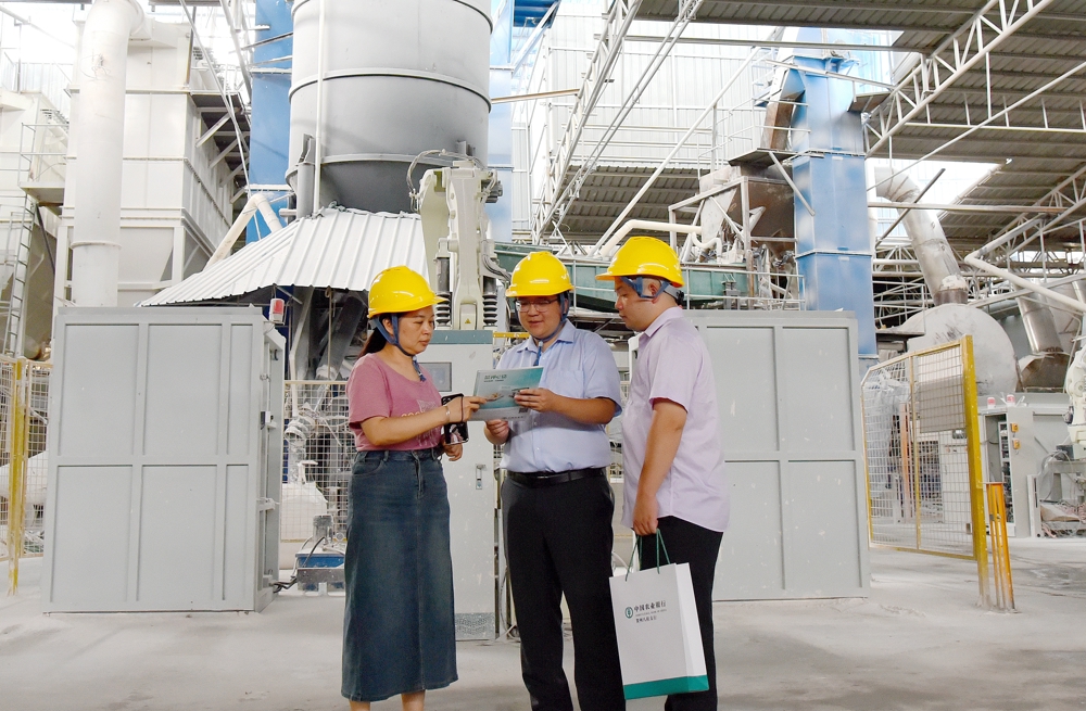 图为农行广西贺州八桂支行客户经理走访了解小微企业资金需求 农行广西贺州八桂支行供图