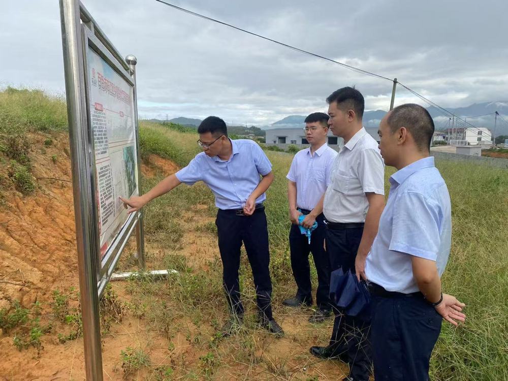 图为百色右江农合行工作人员在企业开展贷前调查 百色右江农合行供图
