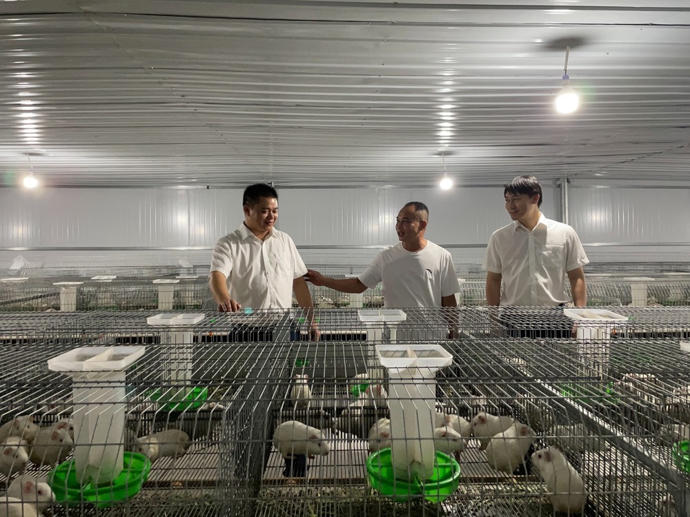 图为象州农合行工作人员走访广西象州汇鑫种养专业合作社 象州农合行供图