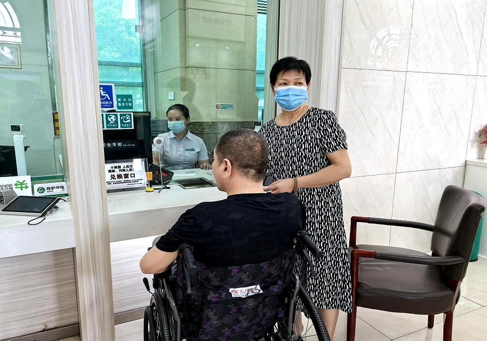 农行百色分行营业室：关爱特殊群体 服务温暖人心 (1)
