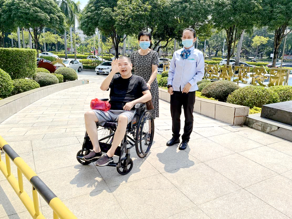 农行百色分行营业室：关爱特殊群体 服务温暖人心 (2)