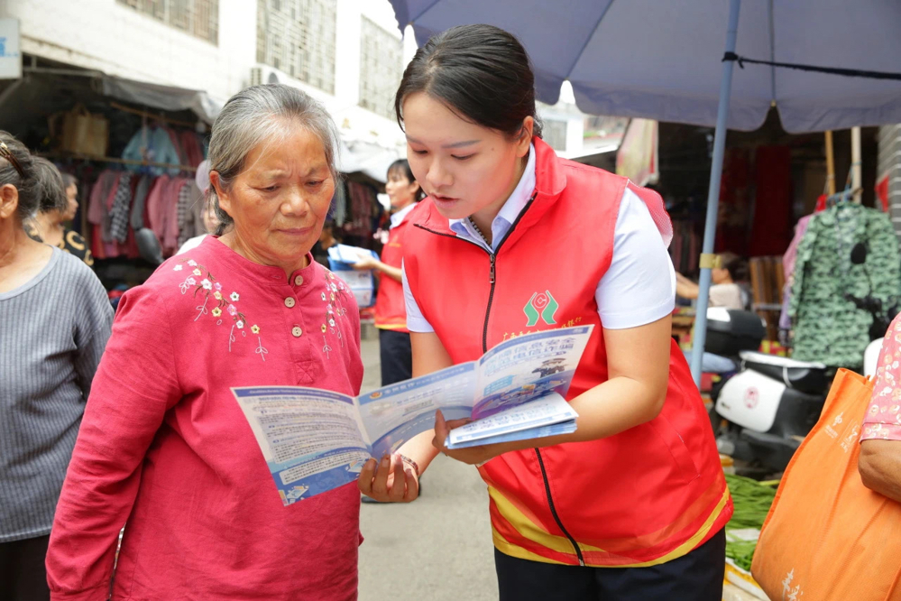 图为平乐农合行工作人员向群众宣讲反诈知识 平乐农合行供图