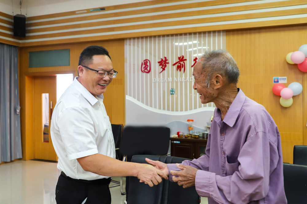 陈凡高董事长与老同志亲切交谈