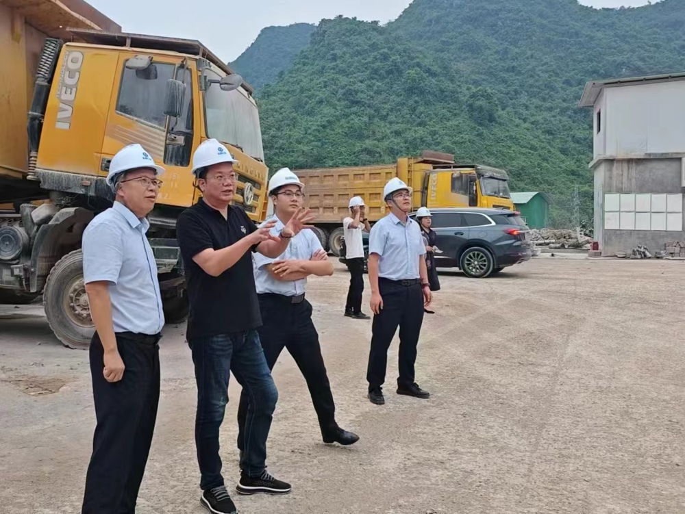 图为平乐农合行董事长走访广西桂林平乐宏源贸易有限公司 平乐农合行供图