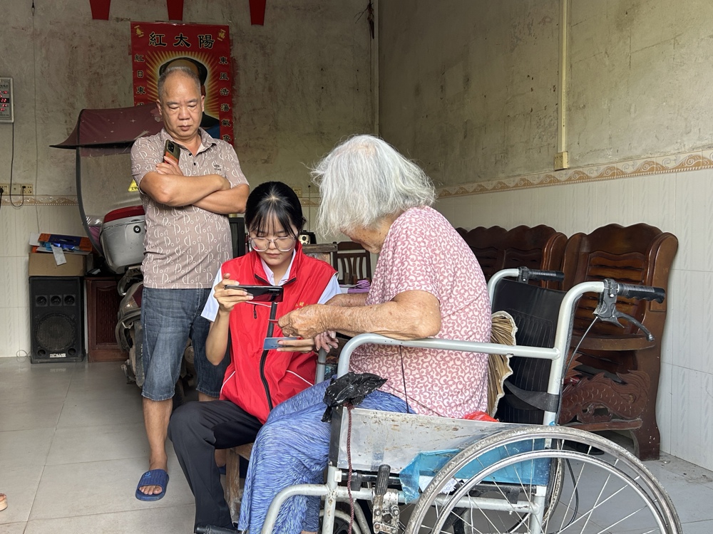 图为大坡信用社金融服务专员上门为行动不便的高龄老人办理社保卡激活业务 大坡信用社供图