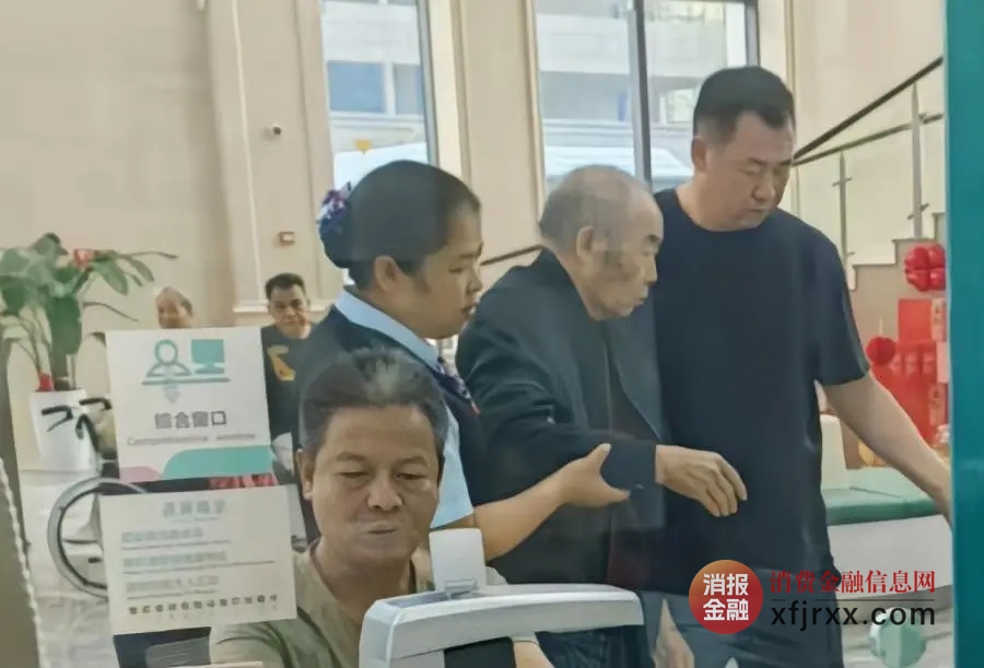 大堂经理搀扶客户