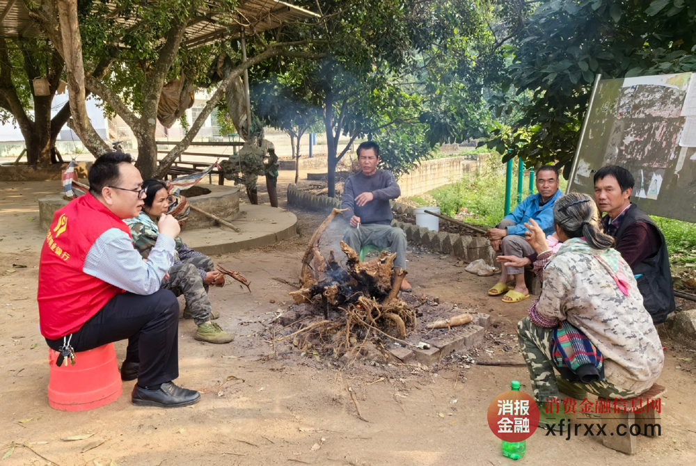 图为扶绥农商银行东门支行金融专员在扶绥县东门镇渠荣村走访农户 扶绥农商银行供图