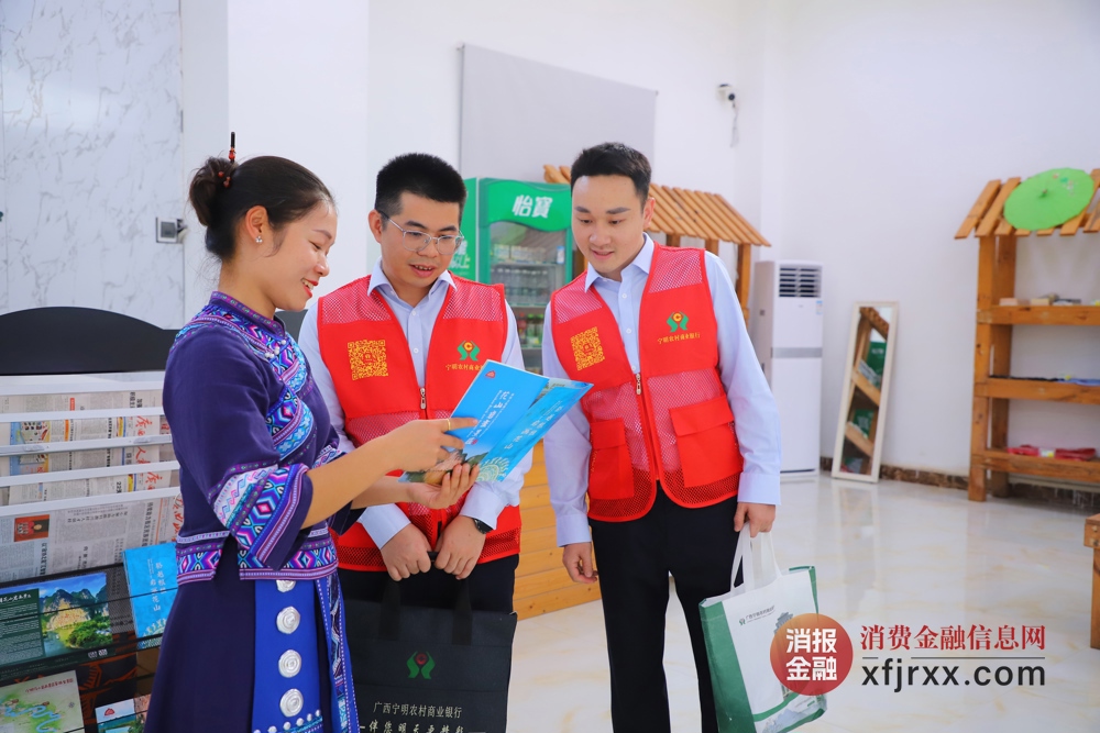 图为花山岩画景区工作人员为宁明农商银行企业贷款中心工作人员介绍景区 马永翔摄