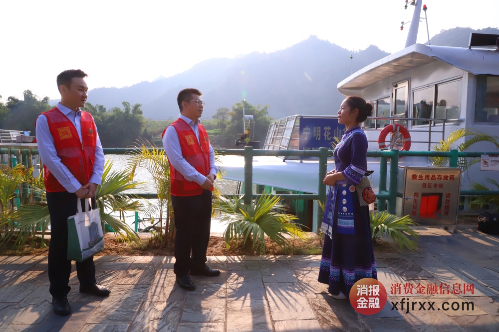 图为宁明农商银行企业贷款中心工作人员到花山岩画景区走访 马永翔摄