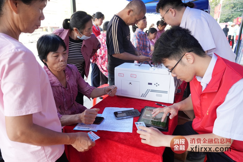 图为兴业农信社使用便携式制卡机为广大群众现场制卡 兴业农信社供图