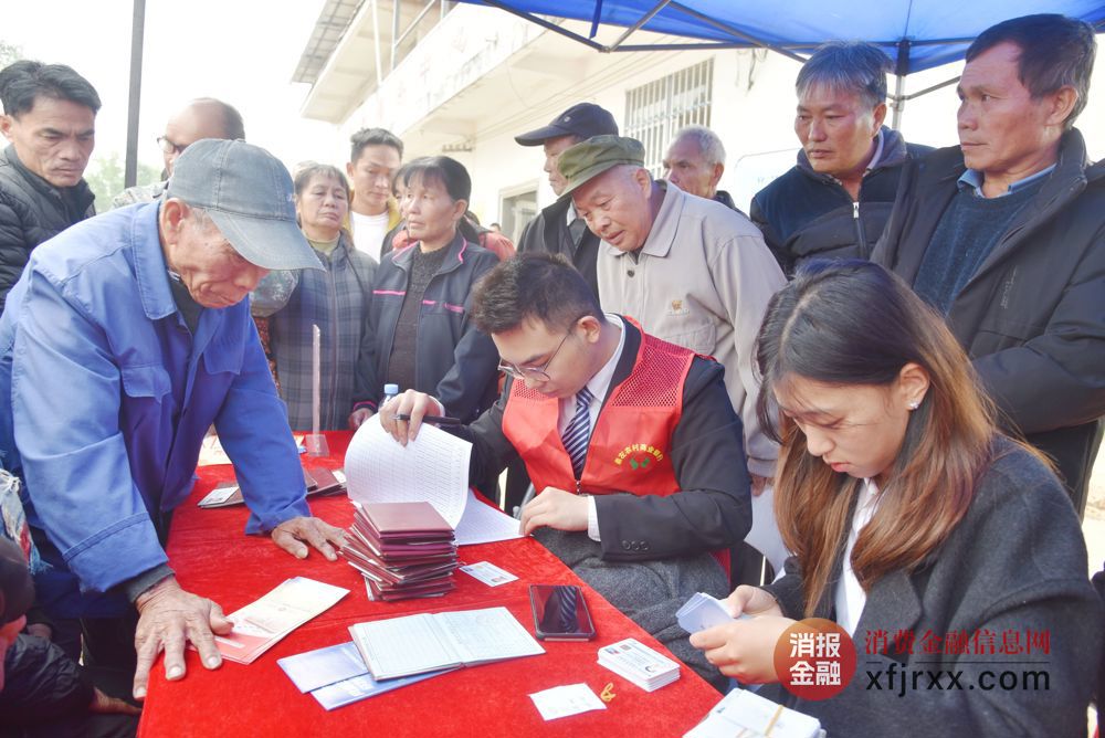 现场为村民发放、激活社保卡（5）