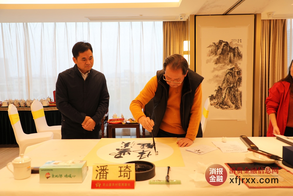 5.陆汉川观摩书画创作