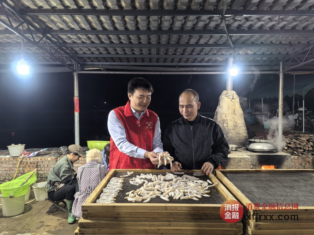 图为北海市区联社金融专员通过实地走访了解农户沙虫加工情况 北海市区联社供图