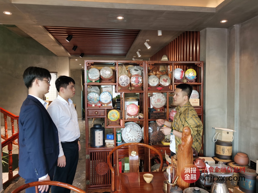 图为粟小茶品牌创始人向大新信用社客户经理介绍奶茶发展历史 大新信用社供图