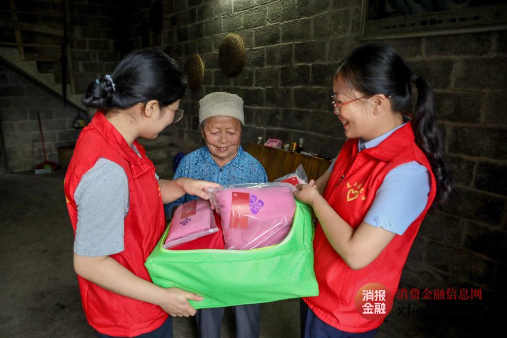 为少数民族困难妇女群众送上“母亲邮包”