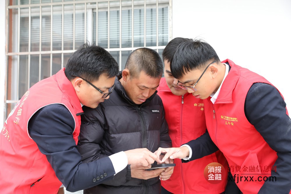 图为田林农商银行现场发放烟农专属信贷产品 田林农商银行供图