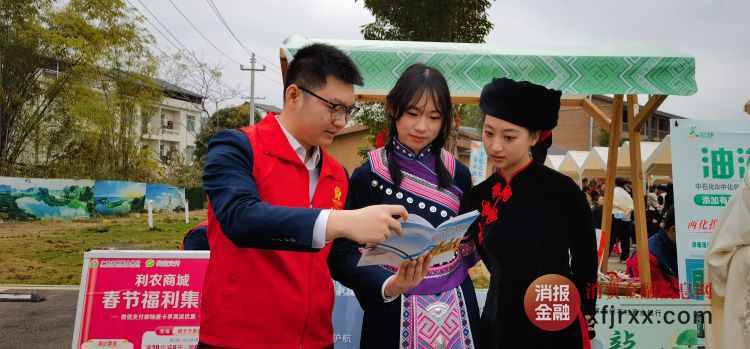 金融专员在活动现场向各族人民宣传金融知识1111)