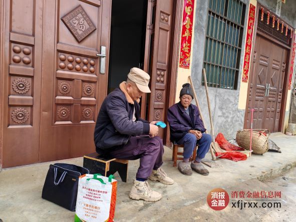 何哥在为村民取钱2221