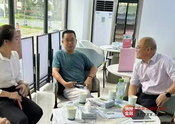 合山公积金中心负责人蒙小庆（中）