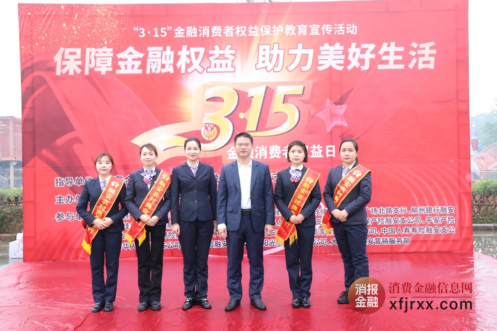 行长韦舜宇（右三）带队参加活动并合影