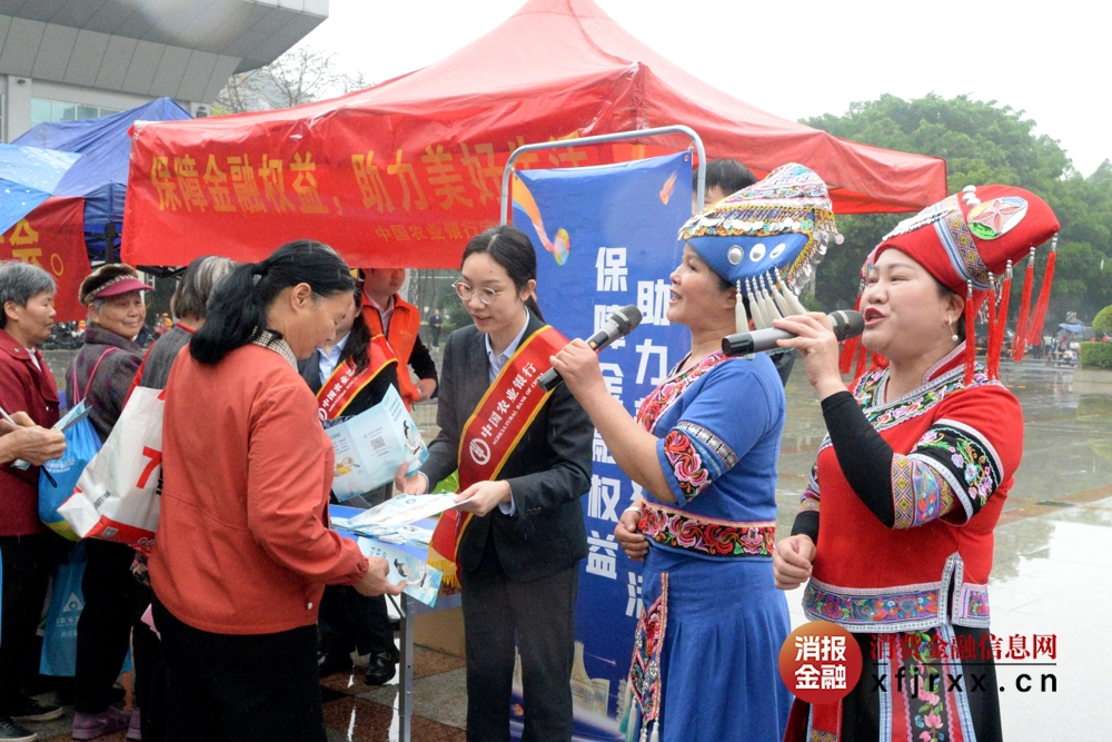 农行武宣县支行向社区居民宣传金融消保知识（韦淑清摄）