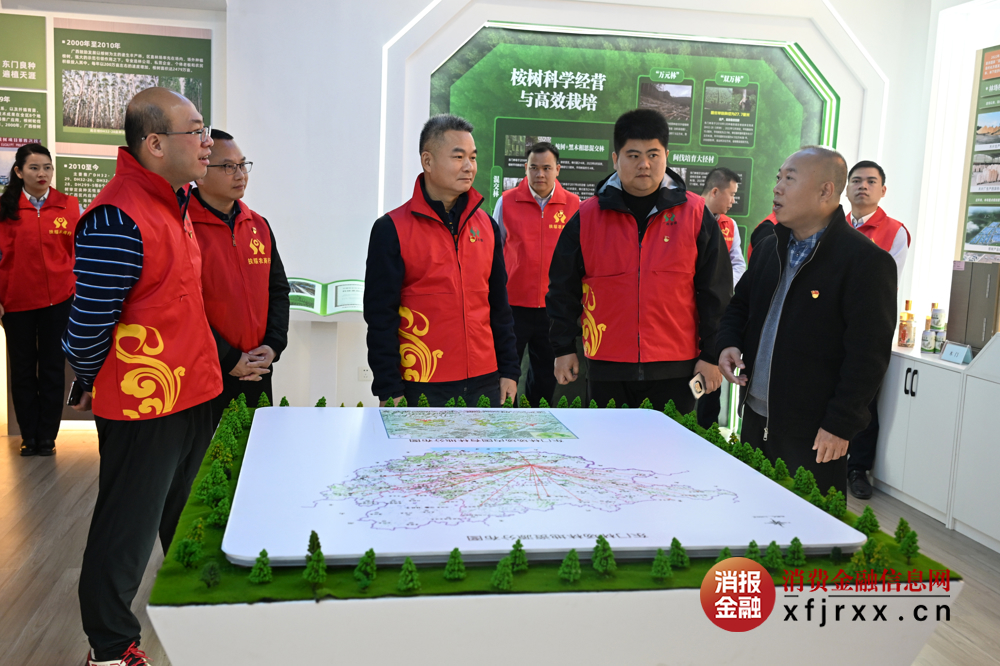 广西农商联合银行南宁党工部部长、管理部主任周永湘一行参观国有东门林场励志馆