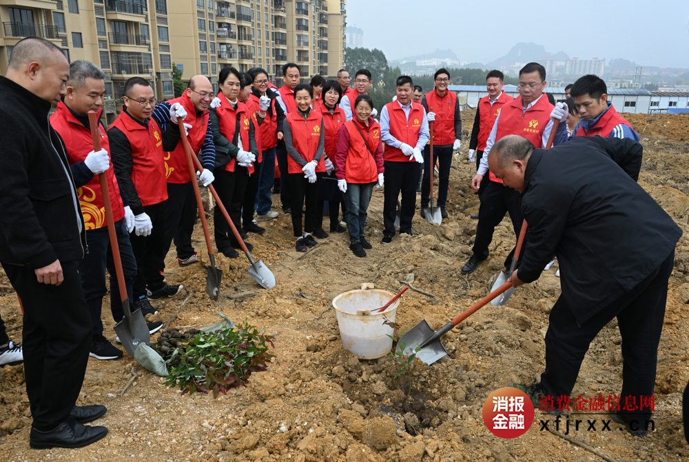 与会人员认真聆听种植技术讲解