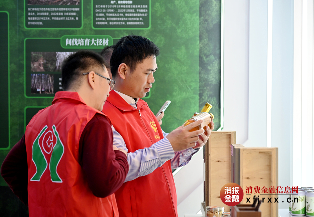与会人员参观国有东门林场研发产品