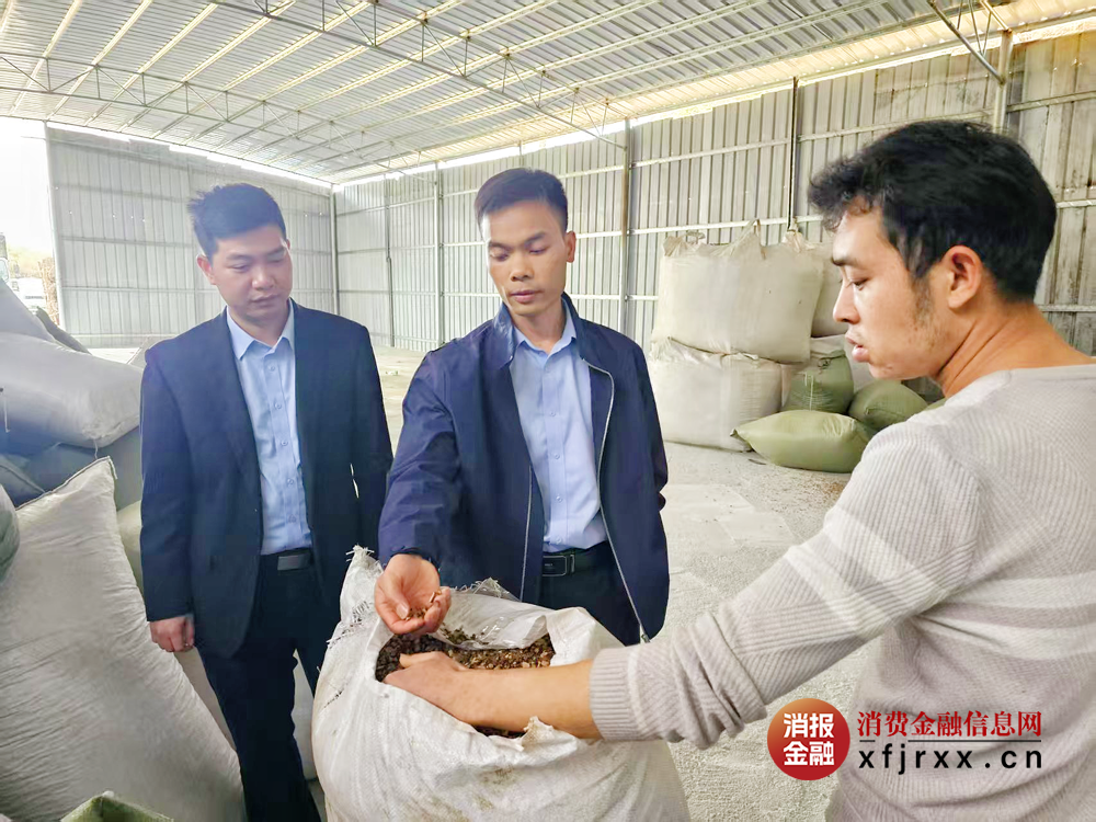 桂平联社工作人员深入加工厂做贷款调查