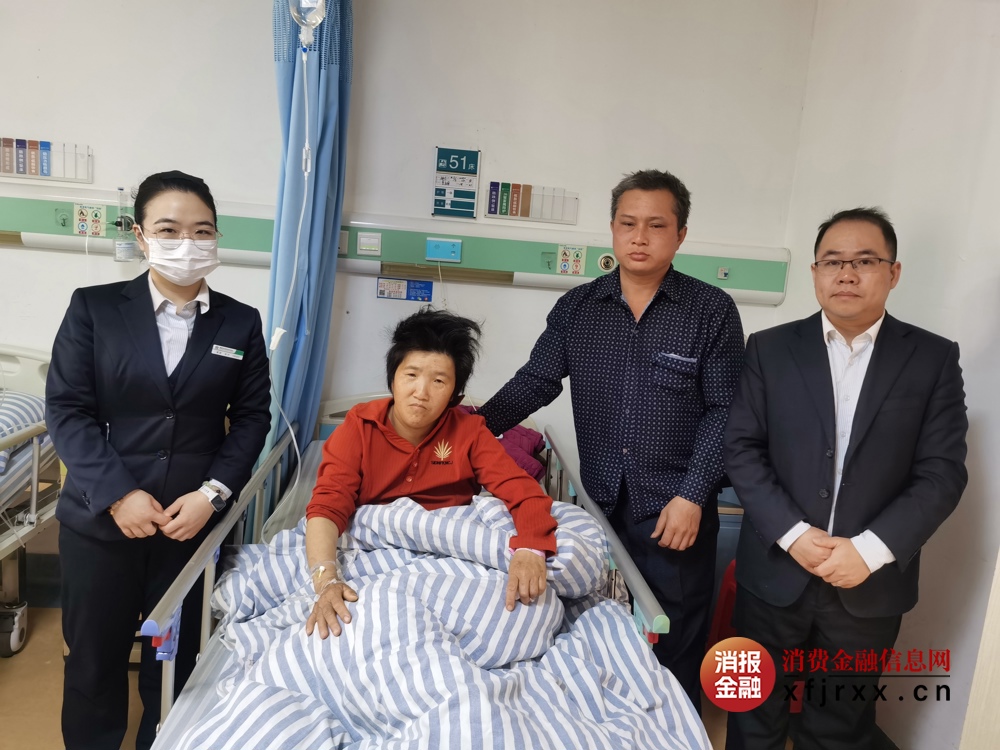 藤县农信社河东信用社柜员为在医院病床上的客户办理业务2
