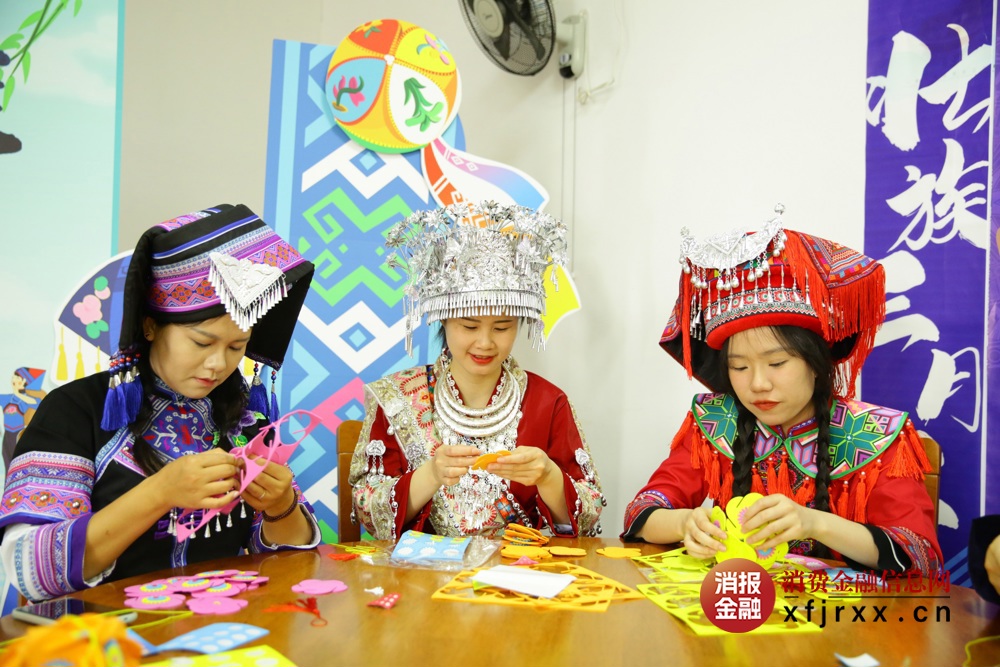 平乐农合行机关员工一起做绣球