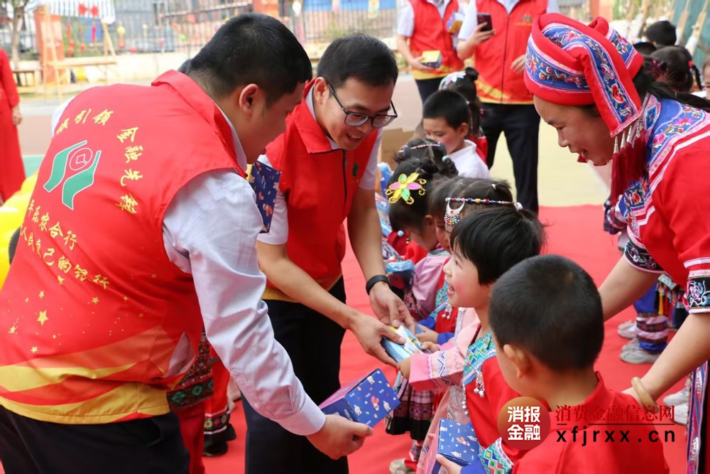 平乐农合行福兴党支部党员同志为大发幼儿园小朋友送上“广西三月三”节日礼物