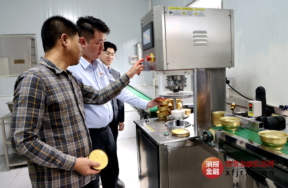 图为该行工作人员实地调研走访覃塘区的莲藕种植基地和加工厂2