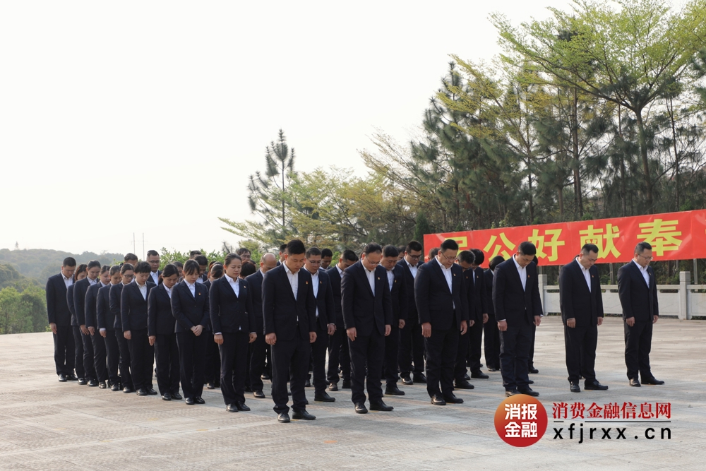 2.参加活动党员低首默哀