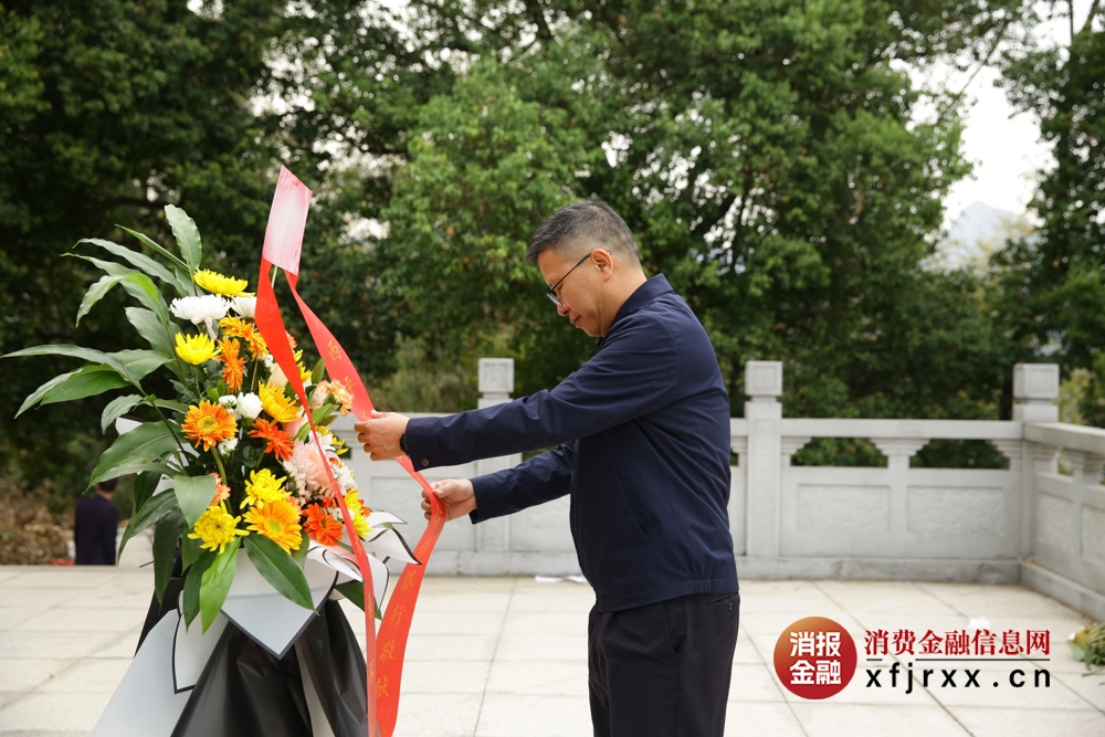党委书记、董事长何坚勇代表平乐农合行整理花篮