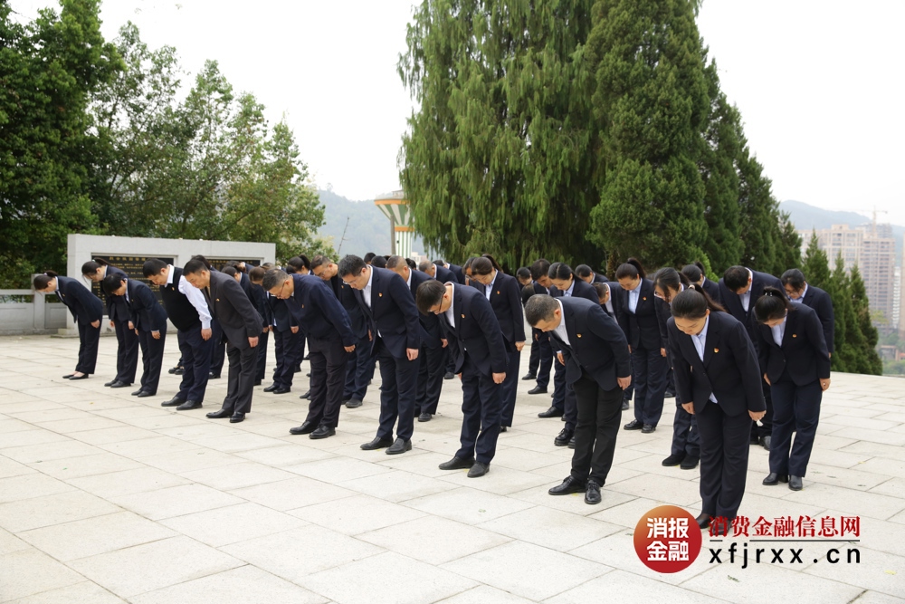 三次鞠躬礼敬先烈