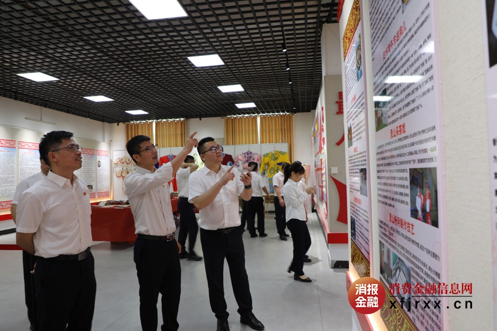 2.4党员干部员工认真参观学习