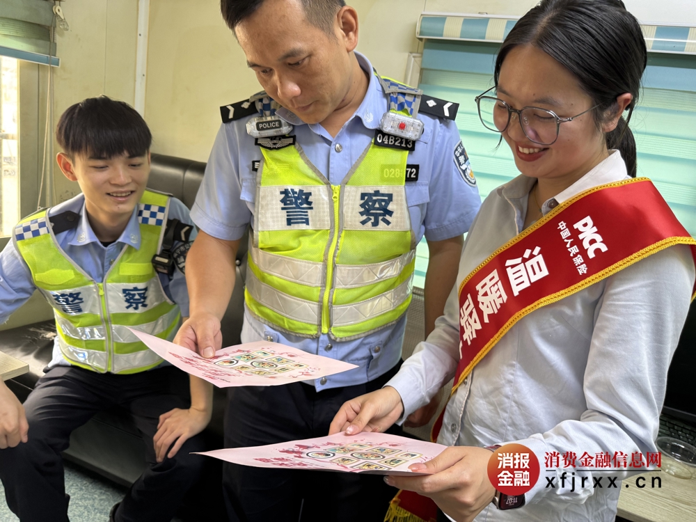图为人保财险南宁市分公司在“暖警”现场向一线交警宣传小额案件客户自助服务 人保财险南宁市分公司供图