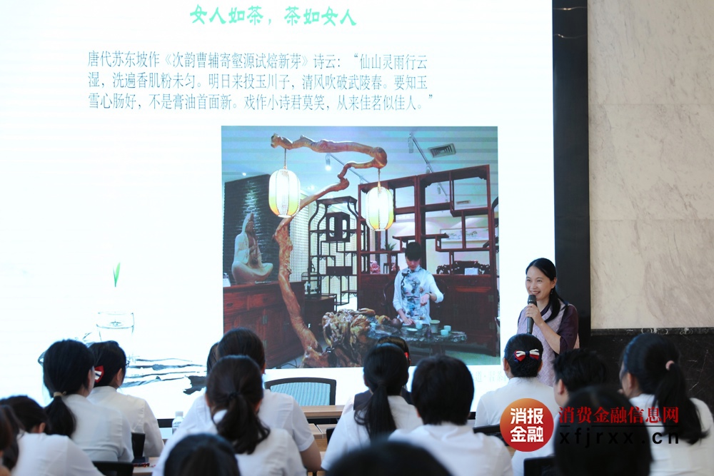 李依宸老师现场讲解茶艺文化