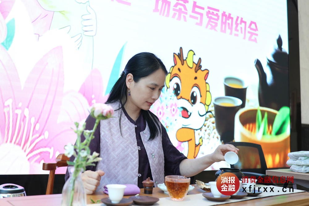 李依宸老师现场示范泡茶