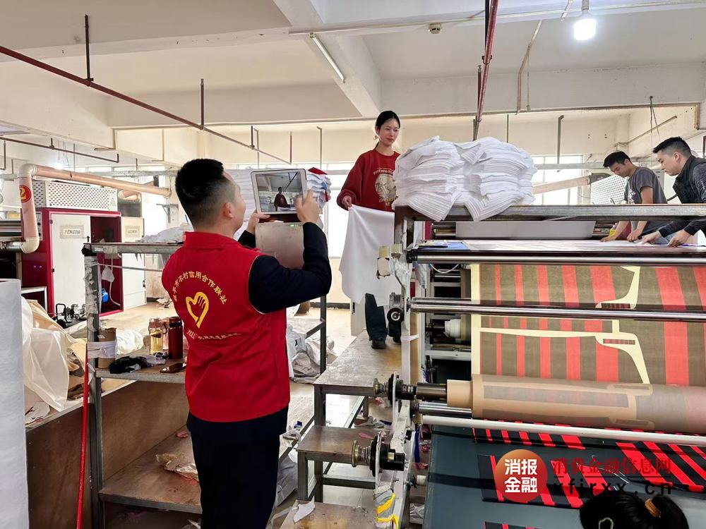 桂平联社金融专员为木乐镇布厂工人办理开卡业务